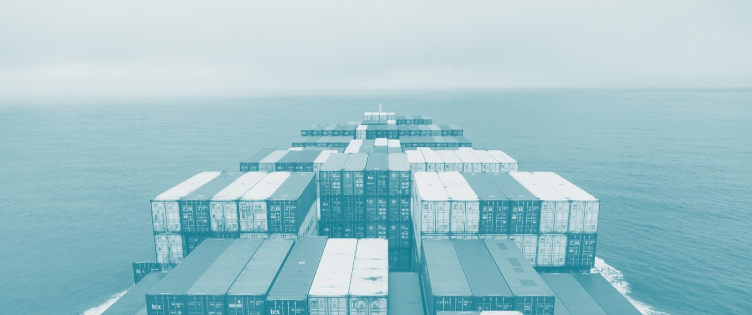 Containerschiff auf dem Meer als Symbol für globale Plastikmüllexporte