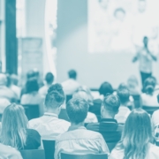 Publikum bei einer Konferenz zu Plastikmüllexporten