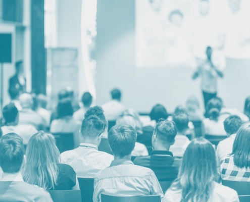 Publikum bei einer Konferenz zu Plastikmüllexporten